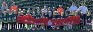 Die Teilnehmer des Sparkassen-Sportcamps 2025 und von links: Brigitte Inkmann (Sparkasse Westmünsterland), Marius Wilkes, Johannes Hartmann, (Erlebniswelt-Fußball), Arne Reiberg, Max Hols, (Sparkasse Westmünsterland)