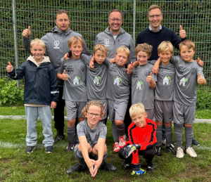 Die U10/1 bei der Übergabe eines Trikotsatzes durch Dr. Röttger